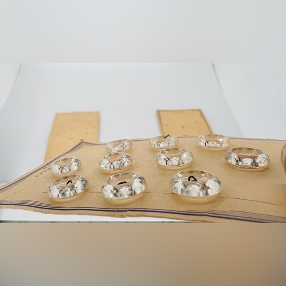 Vintage  “Latest Style” L/10 Clear buttons on original card 3 Cards 21 Buttons - Picture 8 of 9